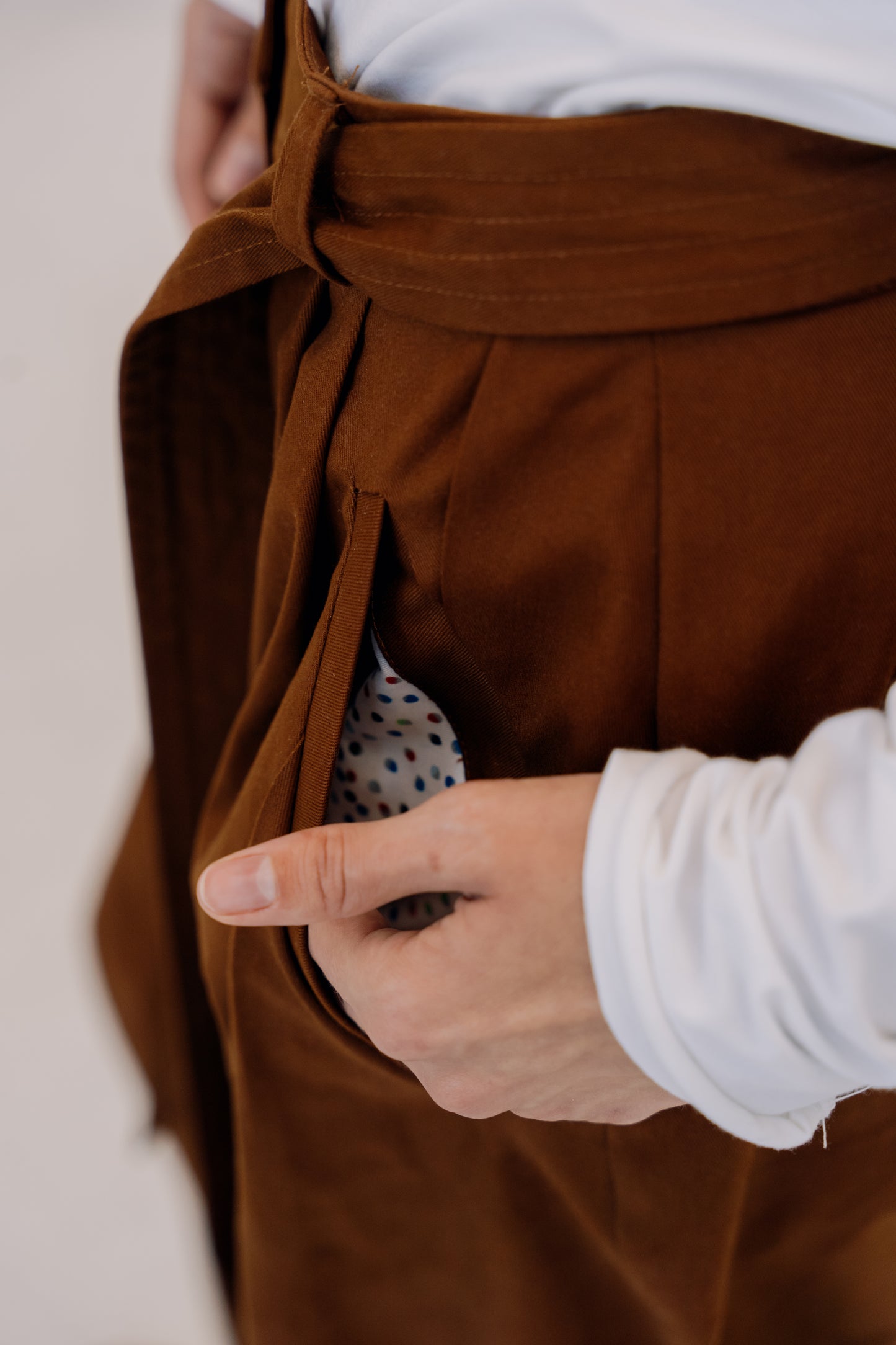 DR_003/08______ Spodnie out of shape cinnamon