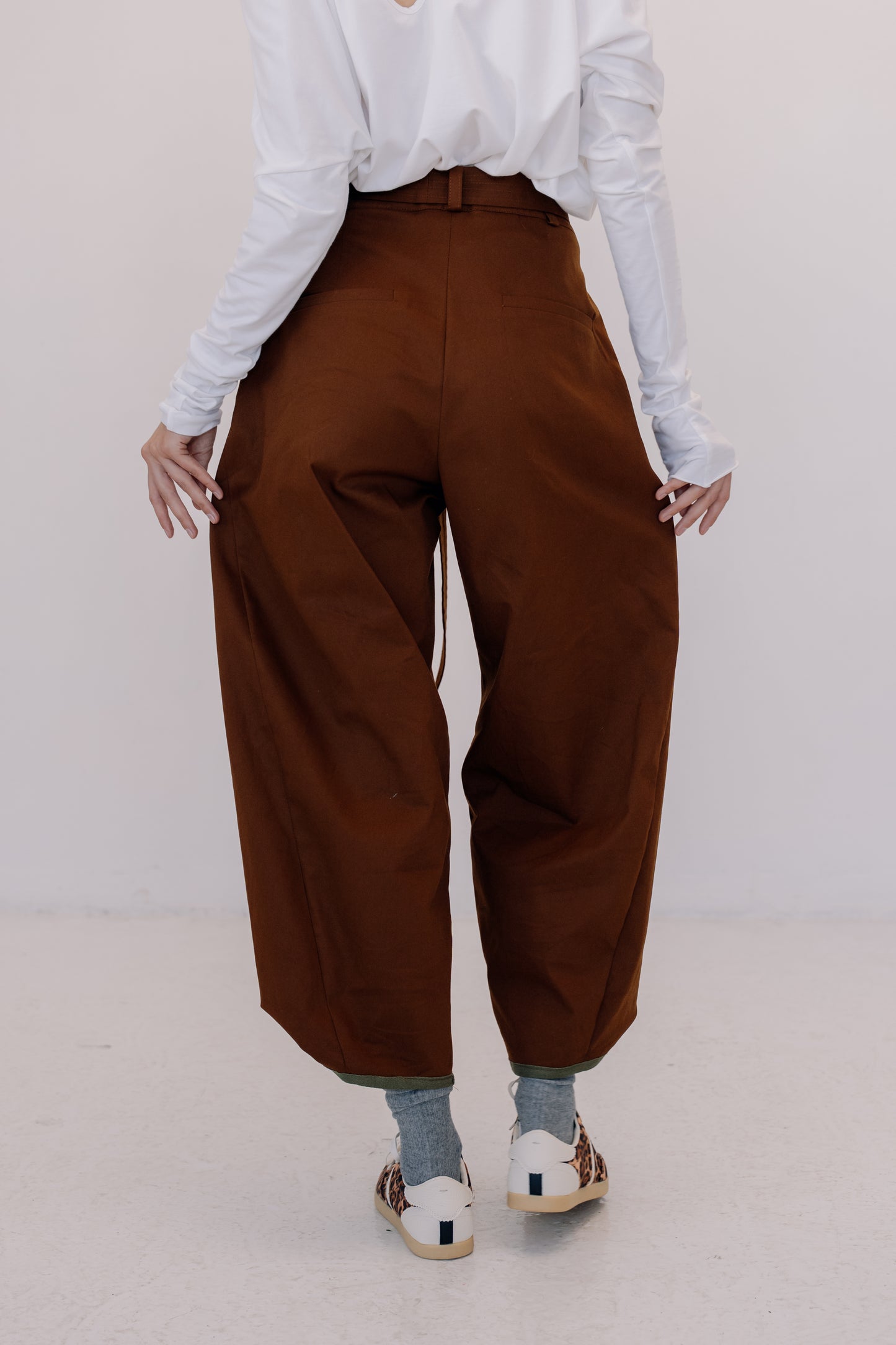 DR_003/08______ Spodnie out of shape cinnamon