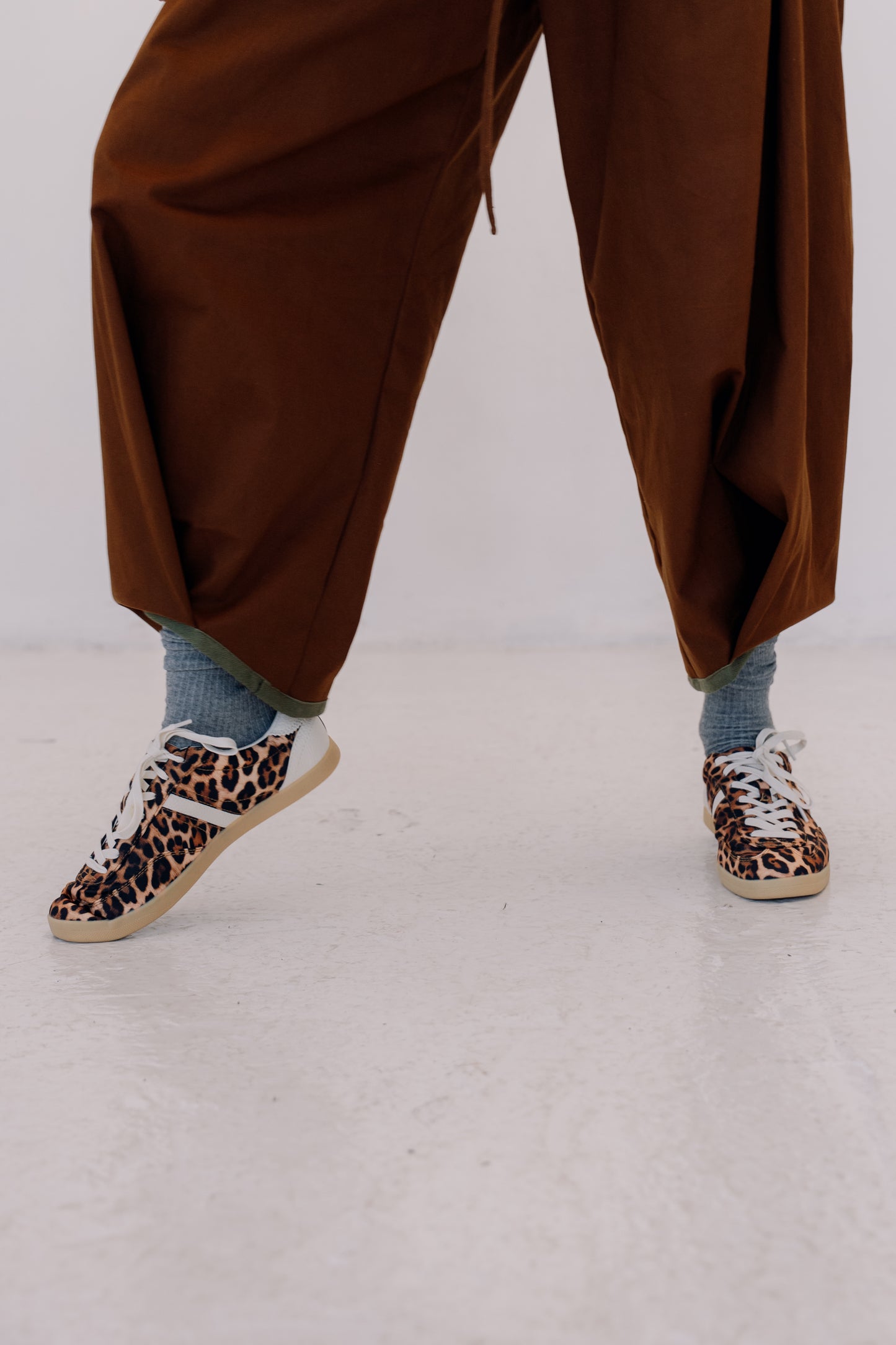 DR_003/08______ Spodnie out of shape cinnamon