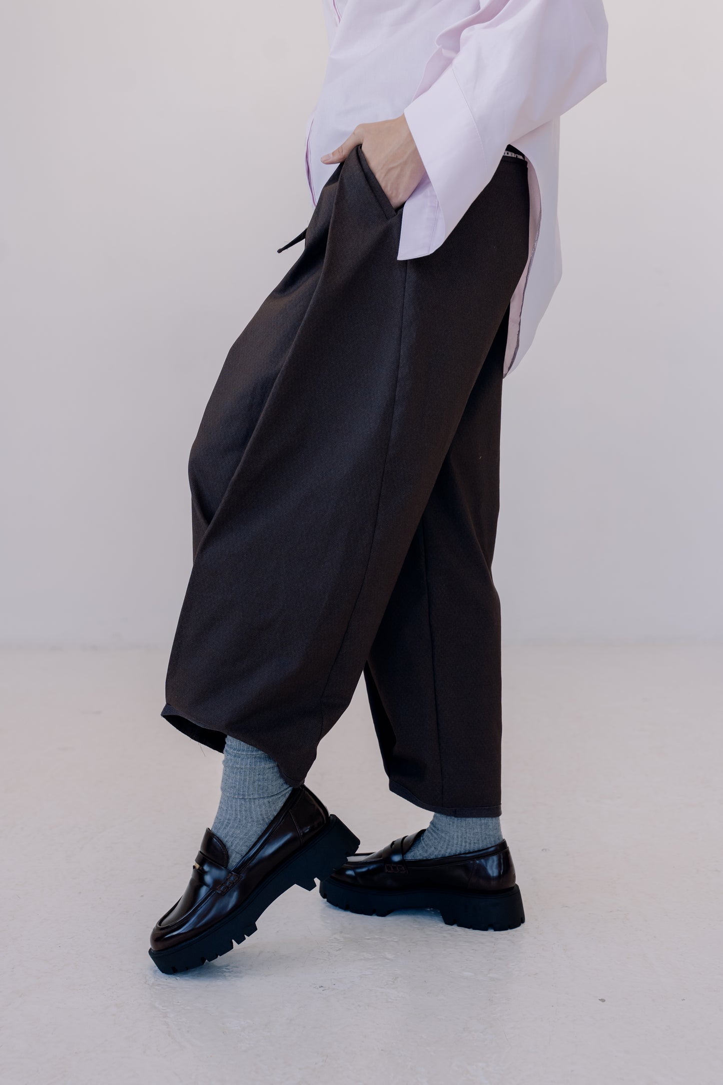 DR_003/09______ Spodnie out of shape chocolate paper